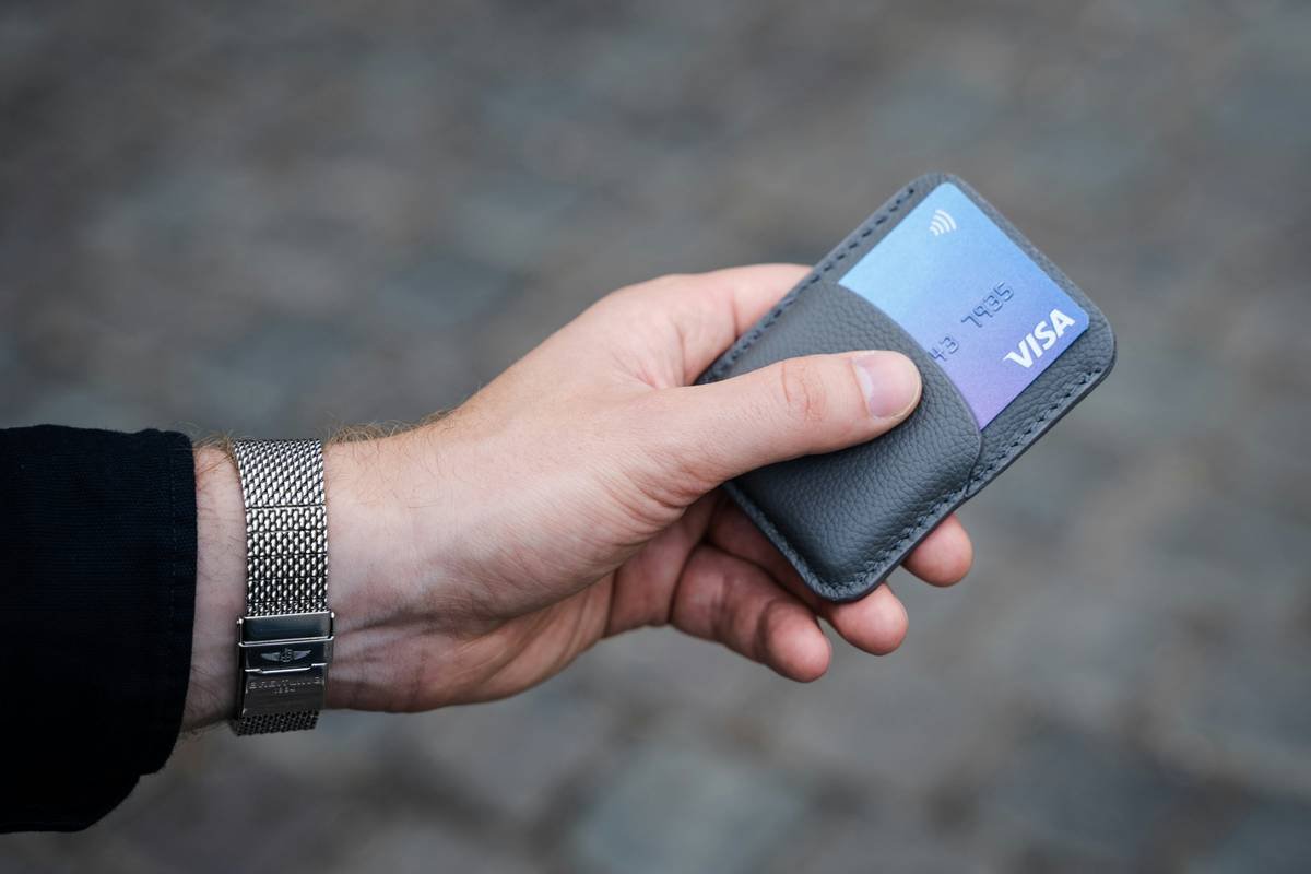 Bar chart showing only 4 major U.S. credit cards offer return protection in 2024: Chase Sapphire Preferred, Amex Platinum, Citi Prestige, and U.S. Bank Altitude Reserve. All others discontinued the benefit.