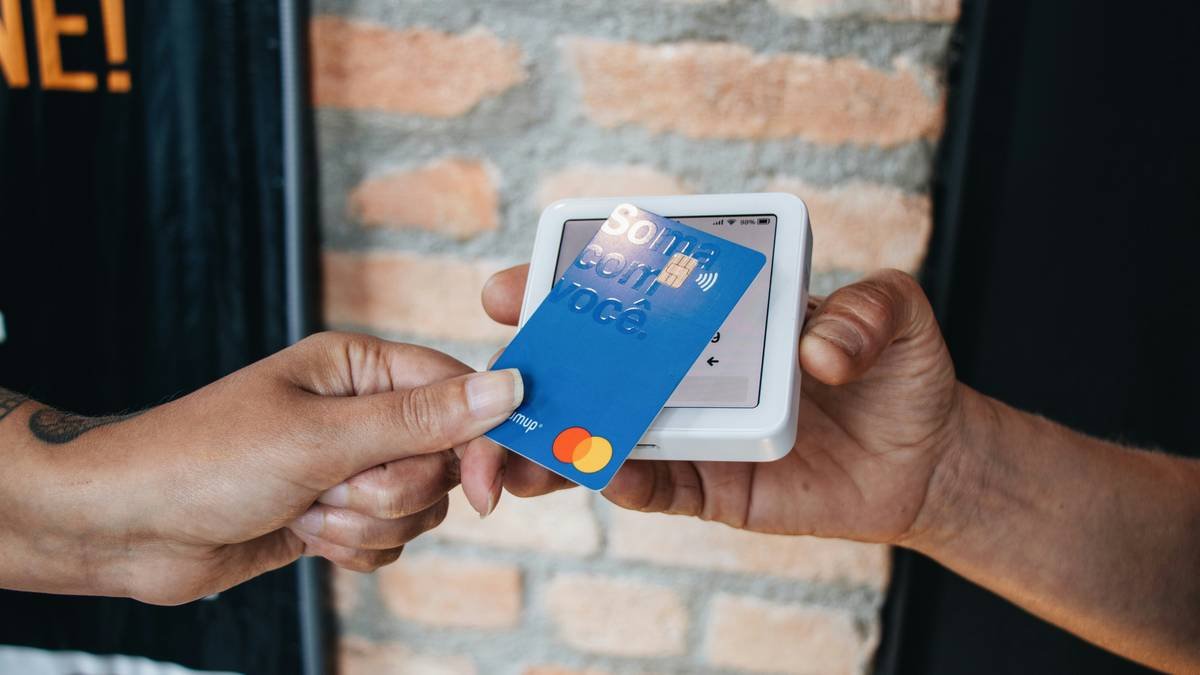 Before-and-after screenshot showing credit card statement with $425 return protection credit applied