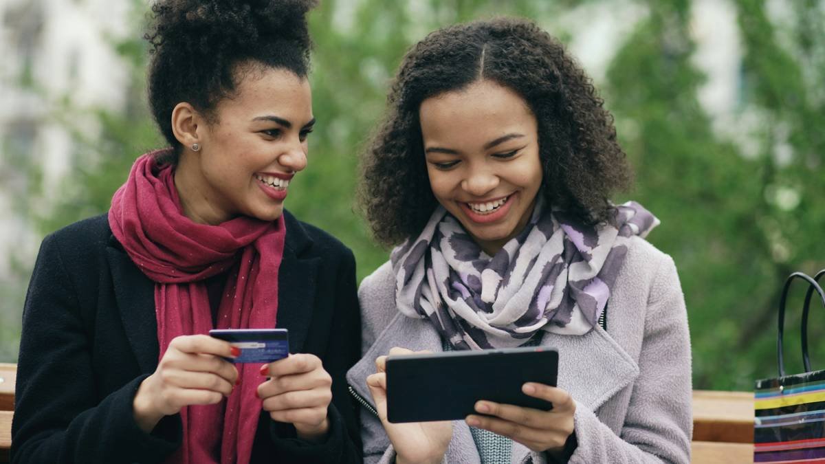 Chart comparing credit card return reimbursement policies: Amex 90 days/$300/item, Chase 90 days/$250/item, Citi 60 days/$250/item, Capital One 90 days/$300/item