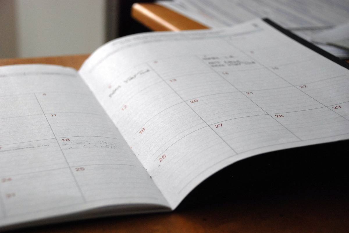 Infographic showing key elements of return window documentation: dated receipt, retailer policy screenshot, claim timeline