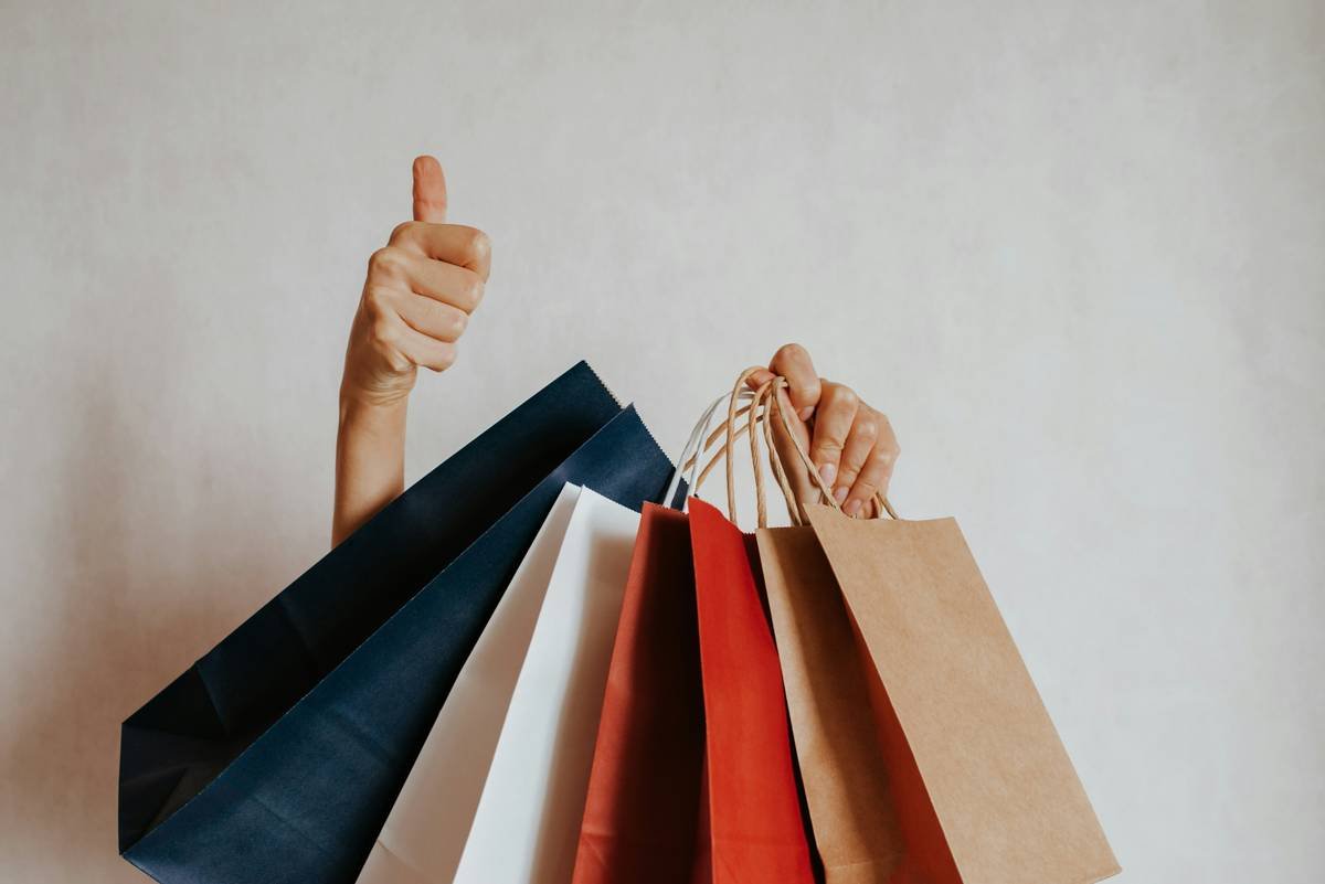 Comparison chart of major credit cards with return protection: Chase Sapphire Reserve (90 days, $500/item), Citi Prestige (60 days, $250/item), Amex Platinum (90 days but discontinued as of 2023)
