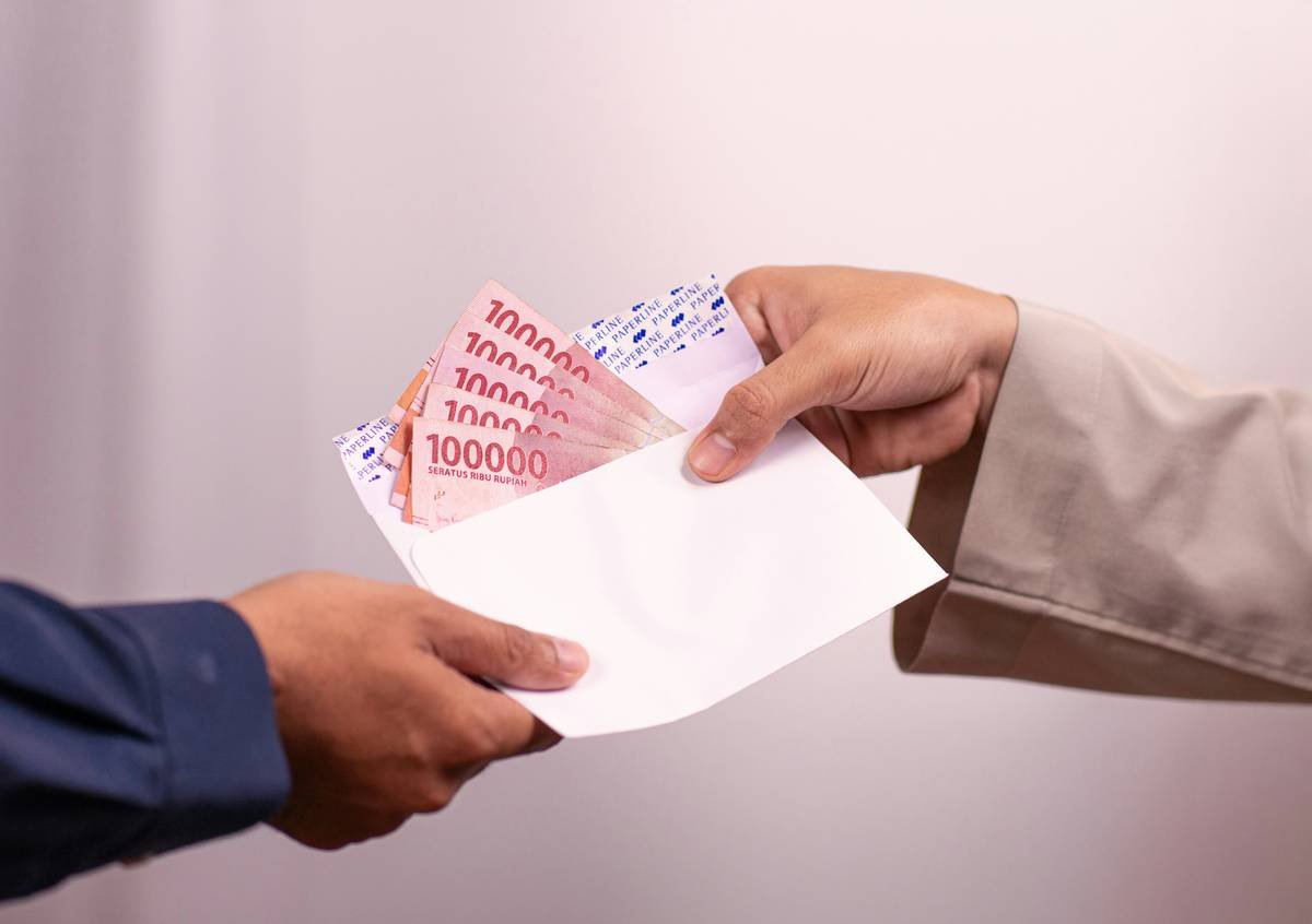 Credit card next to shopping receipt showing return reimbursement process documentation